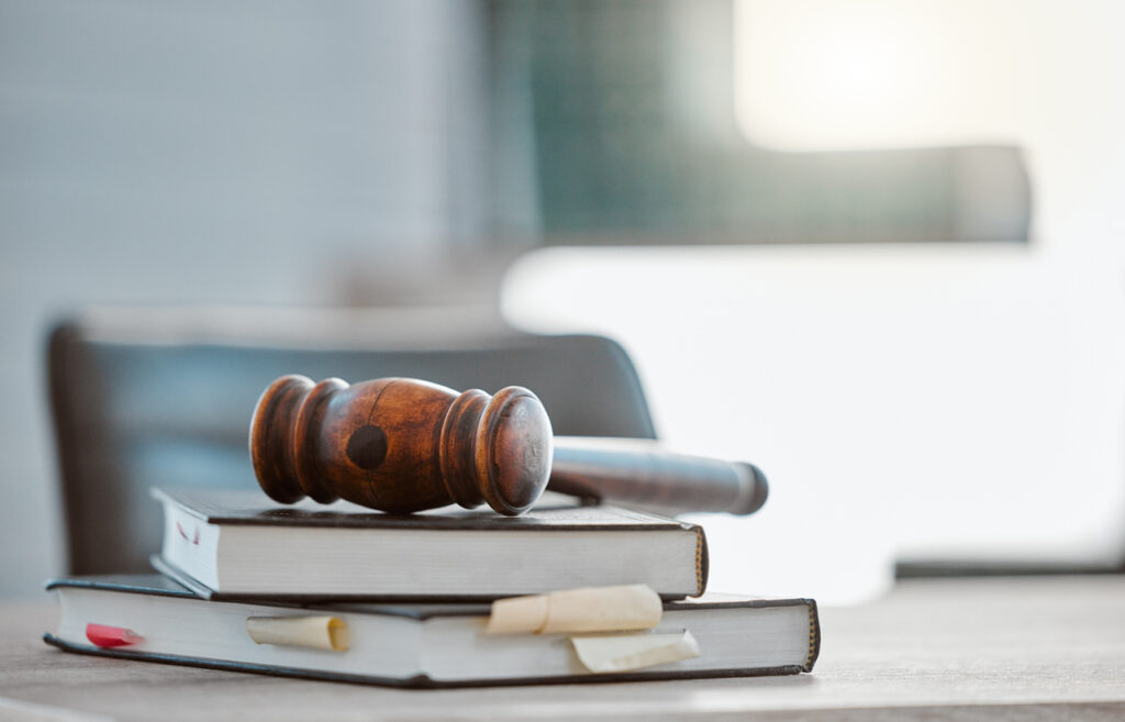 Judge’s gavel resting on legal books in courtroom, symbolizing asbestos lawsuit and mesothelioma legal claims